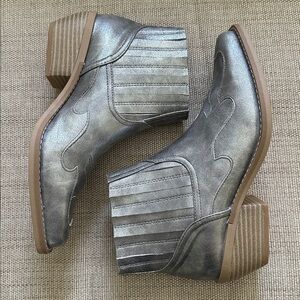 Silver Cowgirl Ankle Boots Festival Country Western Faux Leather Like New